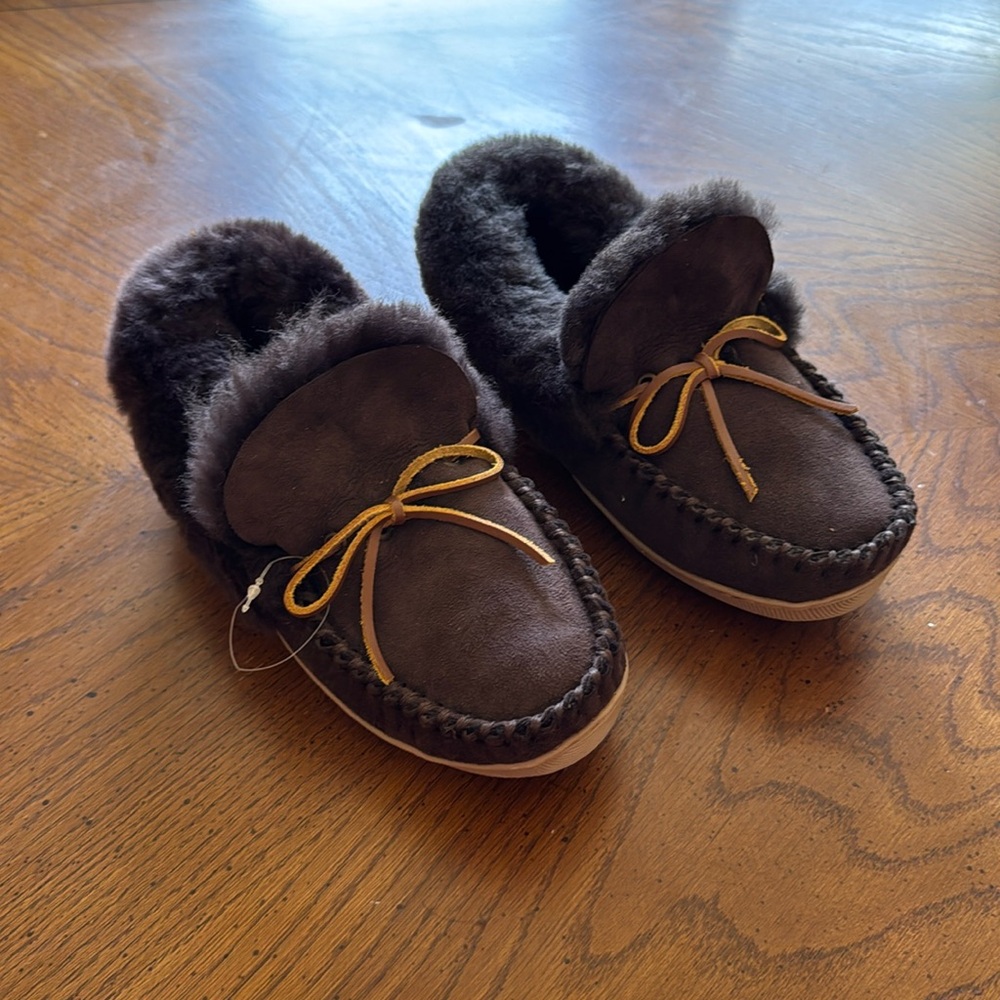 Land’s End women’s suede leather shearling fur moccasin slippers. Size 7M NWOT